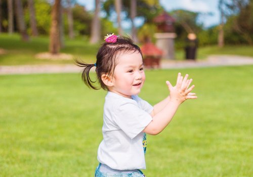 女儿头发短也能拥有百变扎发 女幼童日常可爱短发扎法妈妈必会