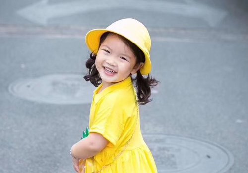 女儿头发短也能拥有百变扎发 女幼童日常可爱短发扎法妈妈必会