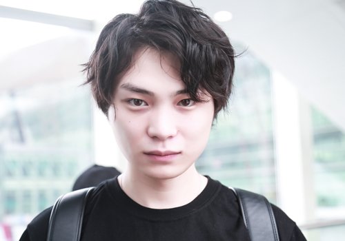 男生烫什么发型好看 卷发本就不用梳抓啦两下就好了