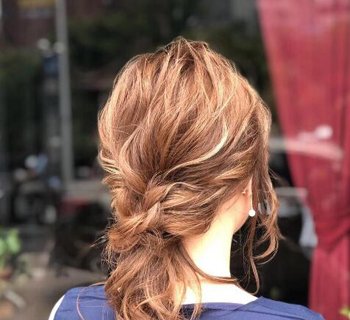 短发烫小卷怎么扎好看 女生烫小卷扎起来的发型图片