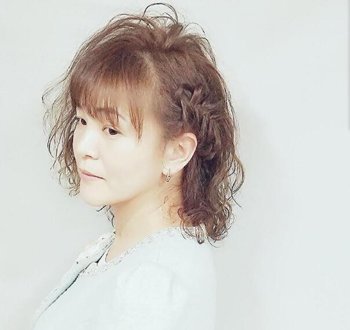 短发烫小卷怎么扎好看 女生烫小卷扎起来的发型图片