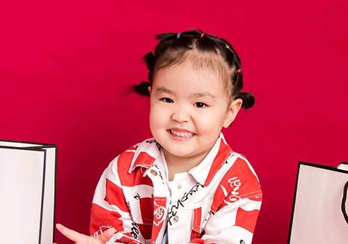 五岁的小女孩儿剪短发怎么扎 儿童简单美丽的扎发应该怎么用短发做
