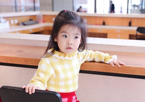五岁的小女孩儿剪短发怎么扎 儿童简单美丽的扎发应该怎么用短发做
