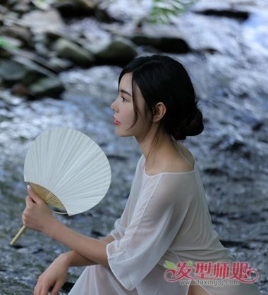 扎出漂亮的盘发发型 中长发漂亮简单盘发步骤