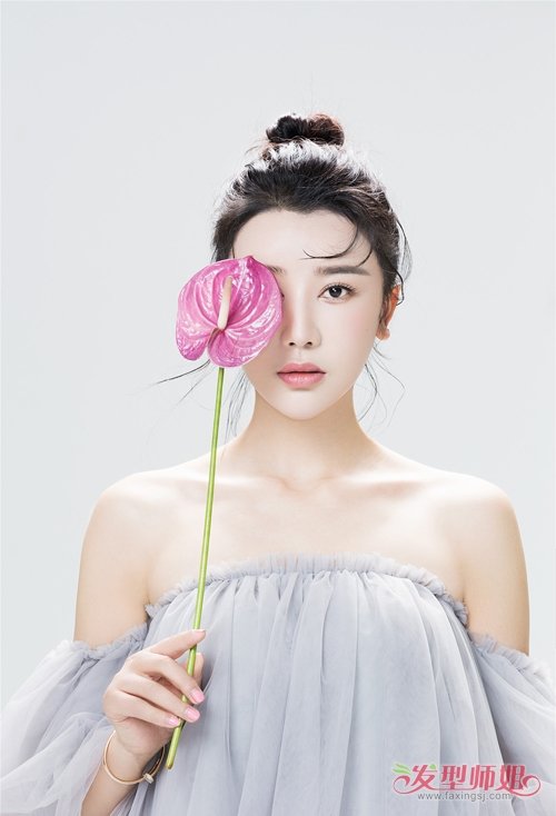女生扎高耸丸子头调皮又可爱 日韩式丸子头特辑利索干练造型