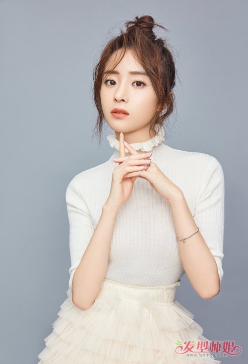 女生扎高耸丸子头调皮又可爱 日韩式丸子头特辑利索干练造型