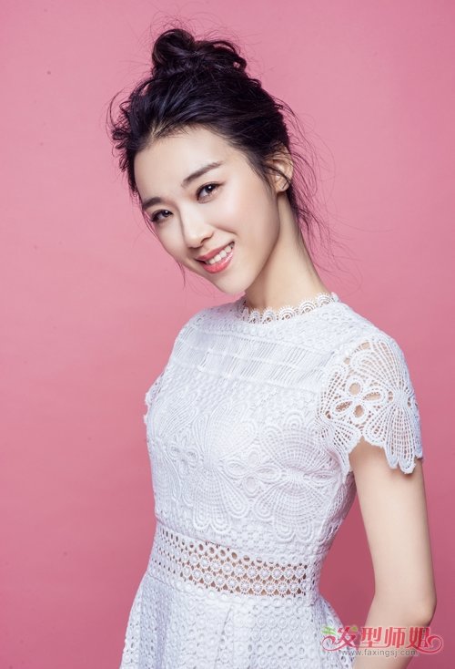 女生扎高耸丸子头调皮又可爱 日韩式丸子头特辑利索干练造型