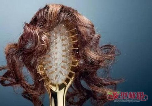 烫发过后头发越掉越多怎么办 烫发导致的女生掉发多是因为发质受损
