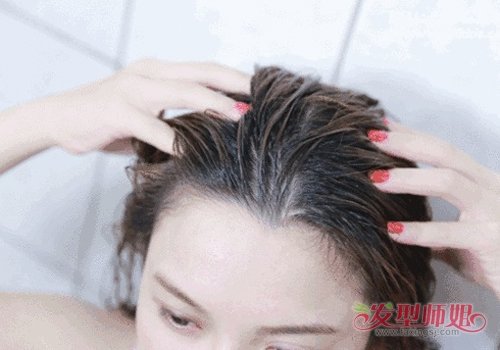 烫发过后头发越掉越多怎么办 烫发导致的女生掉发多是因为发质受损