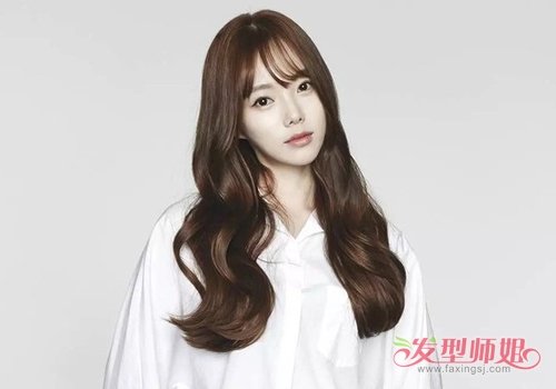 大波浪发型流行更持久与“善变”相关 怎么梳波浪卷发型女生们擦亮眼