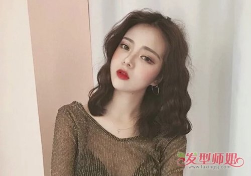 大波浪发型流行更持久与“善变”相关 怎么梳波浪卷发型女生们擦亮眼