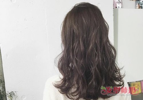 大波浪发型流行更持久与“善变”相关 怎么梳波浪卷发型女生们擦亮眼