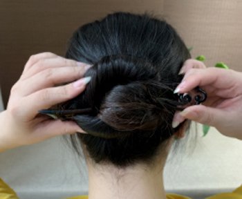 长发女生怎么用簪子盘发髻 女生日常简单复古发簪盘发图解教程