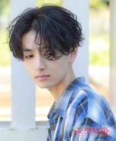 秀气男生头发留多长适合烫潮发 2024年男生永不落幕短卷发头型